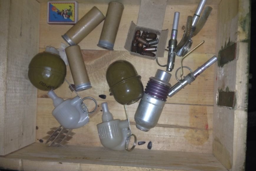 В Чернигове мужчина устроил распродажу гранат и патронов возле супермаркета (фото) - фото 1 В Чернигове мужчина устроил распродажу гранат и патронов возле супермаркета (фото) - фото 1