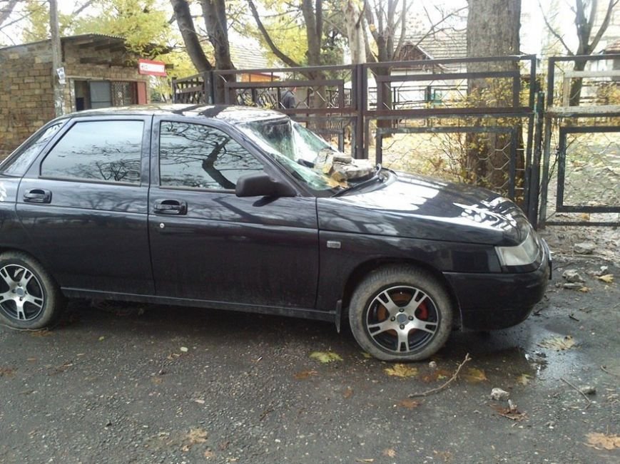 В Симферополе часть фасада здания разбила припаркованный автомобиль. Случайность или месть? (ФОТОФАКТ) (фото) - фото 3 В Симферополе часть фасада здания разбила припаркованный автомобиль. Случайность или месть? (ФОТОФАКТ) (фото) - фото 3
