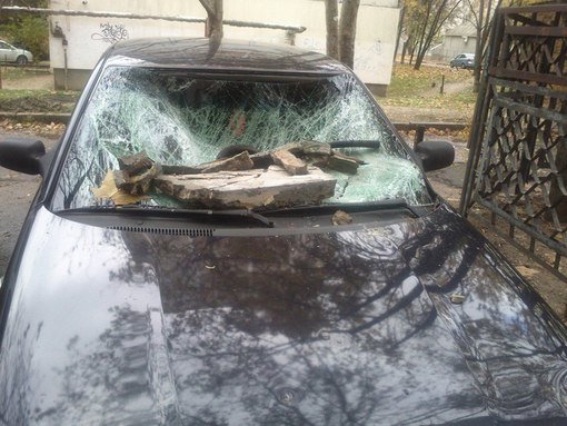 В Симферополе часть фасада здания разбила припаркованный автомобиль. Случайность или месть? (ФОТОФАКТ) (фото) - фото 1 В Симферополе часть фасада здания разбила припаркованный автомобиль. Случайность или месть? (ФОТОФАКТ) (фото) - фото 1