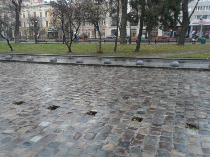 У центрі Львова монтують світловідбиваючі склокульки (ФОТО) (фото) - фото 1 У центрі Львова монтують світловідбиваючі склокульки (ФОТО) (фото) - фото 1