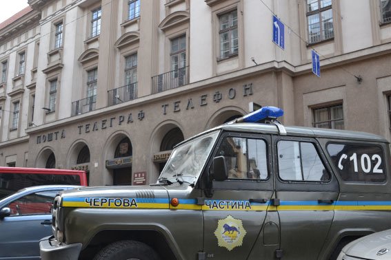 Поліція затримала чоловіка, який повідомив про замінування Головної пошти (ФОТО) (фото) - фото 2 Поліція затримала чоловіка, який повідомив про замінування Головної пошти (ФОТО) (фото) - фото 2