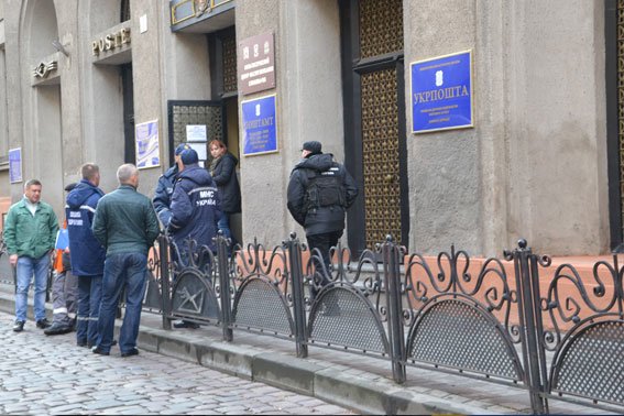 Поліція затримала чоловіка, який повідомив про замінування Головної пошти (ФОТО) (фото) - фото 3 Поліція затримала чоловіка, який повідомив про замінування Головної пошти (ФОТО) (фото) - фото 3