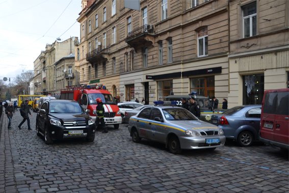 Поліція затримала чоловіка, який повідомив про замінування Головної пошти (ФОТО) (фото) - фото 4 Поліція затримала чоловіка, який повідомив про замінування Головної пошти (ФОТО) (фото) - фото 4