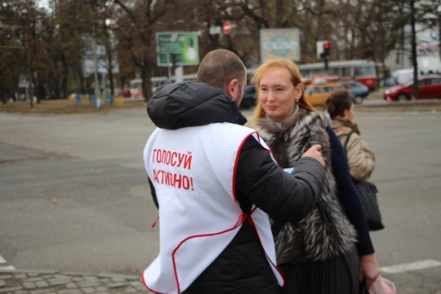 На улицах Днепропетровска активисты призывают горожан не игнорировать выборы (фото) - фото 1 На улицах Днепропетровска активисты призывают горожан не игнорировать выборы (фото) - фото 1