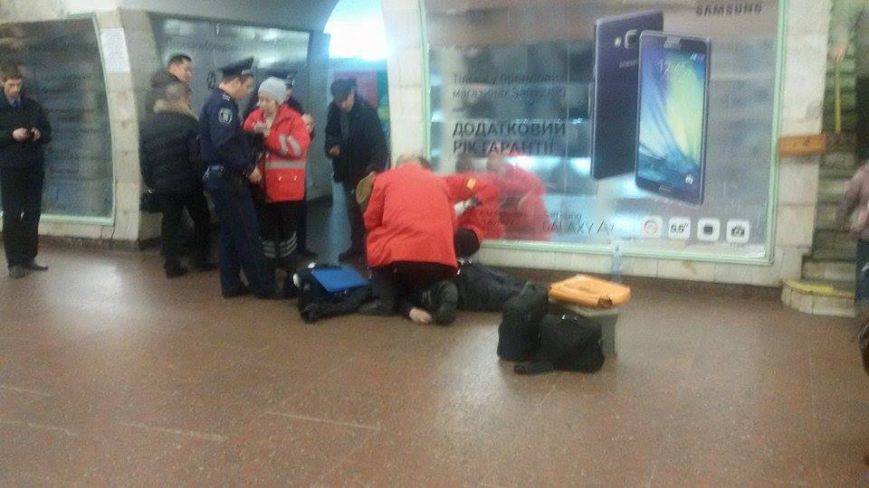 В Киеве на платформе метро “Площадь Льва Толстого” умер мужчина (ФОТОФАКТ) (фото) - фото 1 В Киеве на платформе метро “Площадь Льва Толстого” умер мужчина (ФОТОФАКТ) (фото) - фото 1