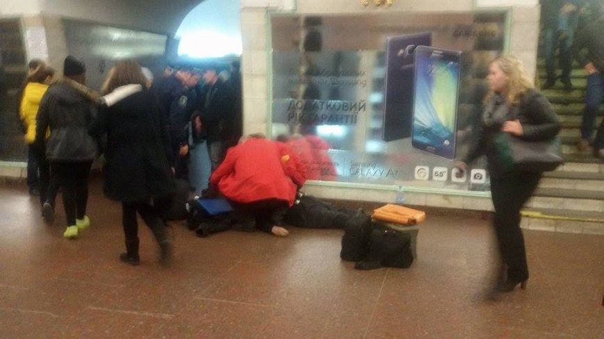 В Киеве на платформе метро “Площадь Льва Толстого” умер мужчина (ФОТОФАКТ) (фото) - фото 1 В Киеве на платформе метро “Площадь Льва Толстого” умер мужчина (ФОТОФАКТ) (фото) - фото 1