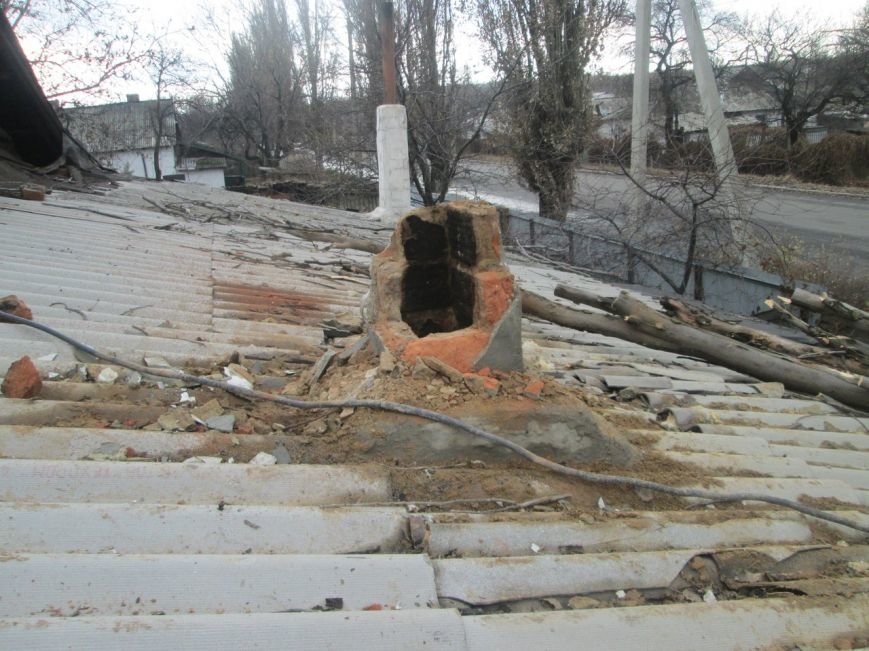 В макеевском поселке Ханженково на жилой дом упало старое дерево (фото) - фото 1 В макеевском поселке Ханженково на жилой дом упало старое дерево (фото) - фото 1