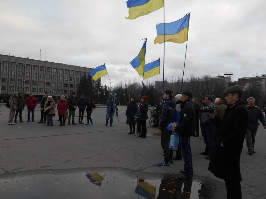 Віче у Слов’янську присвятили жертвам страшного теракту у Франції (фото) - фото 1 Віче у Слов’янську присвятили жертвам страшного теракту у Франції (фото) - фото 1