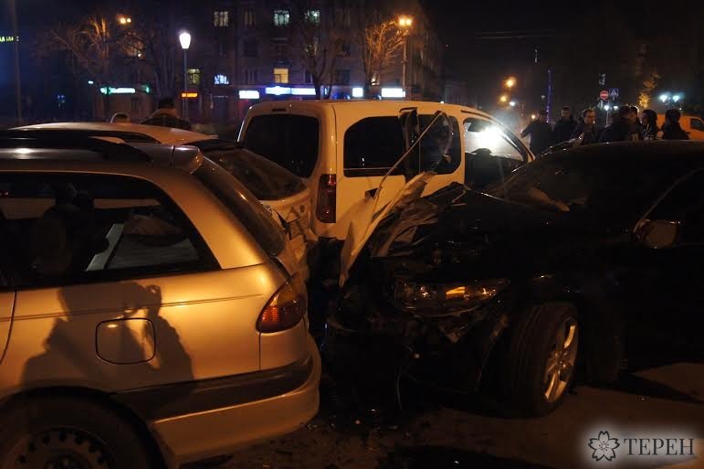 “Хонда” на великій швидкості врізалась в чотири машини посеред Тернополя (фото) (фото) - фото 1 “Хонда” на великій швидкості врізалась в чотири машини посеред Тернополя (фото) (фото) - фото 1