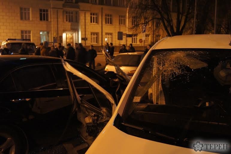 “Хонда” на великій швидкості врізалась в чотири машини посеред Тернополя (фото) (фото) - фото 1 “Хонда” на великій швидкості врізалась в чотири машини посеред Тернополя (фото) (фото) - фото 1