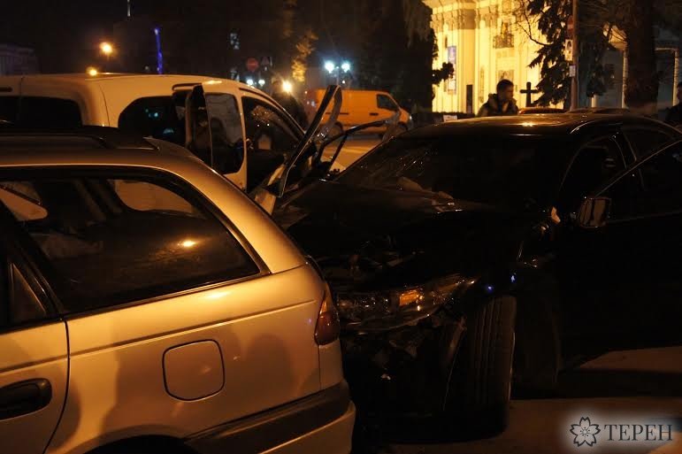 “Хонда” на великій швидкості врізалась в чотири машини посеред Тернополя (фото) (фото) - фото 1 “Хонда” на великій швидкості врізалась в чотири машини посеред Тернополя (фото) (фото) - фото 1