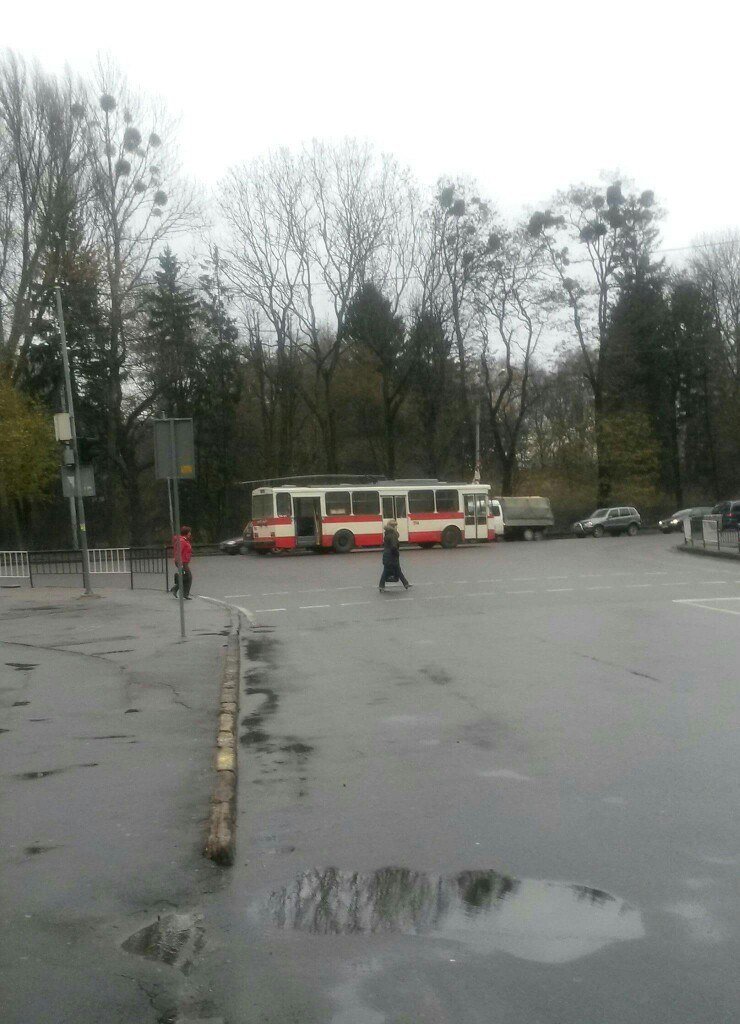 Ранок починається не з кави: львівські водії змушені простоювати у заторах, які спричинили кілька аварій (ФОТО) (фото) - фото 2 Ранок починається не з кави: львівські водії змушені простоювати у заторах, які спричинили кілька аварій (ФОТО) (фото) - фото 2