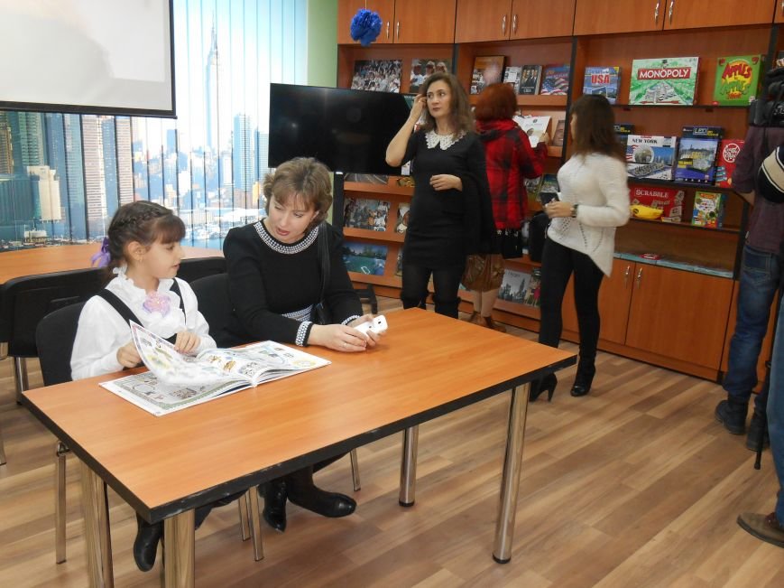 Сегодня в Центральной библиотеке Славянска торжественно открыли «Ок... Сегодня в Центральной библиотеке Славянска торжественно открыли «Окно в Америку» (фото) - фото 5