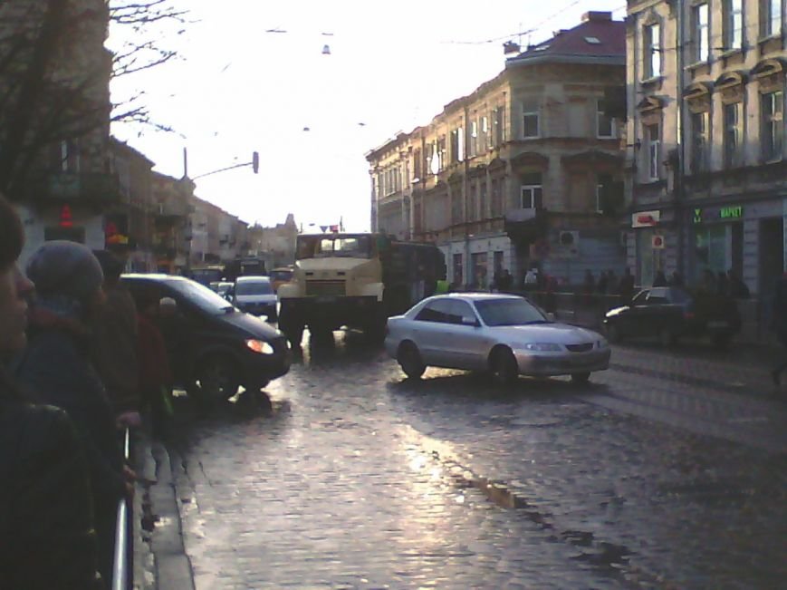 У Львові трамвай зійшов з рейок (ФОТО) (фото) - фото 1
