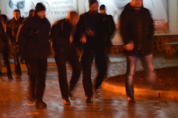 На Алексеевке иностранцы устроили «разборки» с харьковчанами возле одного из кафе (ФОТО) (фото) - фото 1 На Алексеевке иностранцы устроили «разборки» с харьковчанами возле одного из кафе (ФОТО) (фото) - фото 1