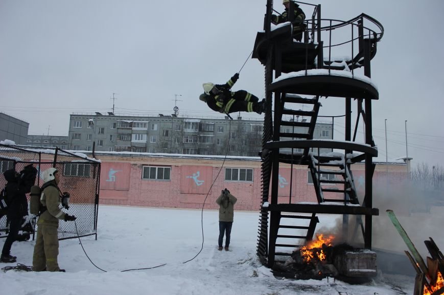 Сыктывкарские журналисты на себе испытали особенности пожарной службы, фото-10