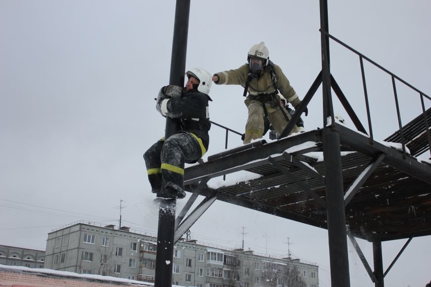 Сыктывкарские журналисты на себе испытали особенности пожарной службы, фото-16
