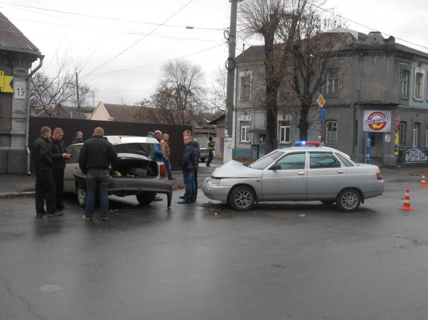 В Днепродзержинске в ДТП на проспекте Пелина столкнулись 2 авто (фото) - фото 1 В Днепродзержинске в ДТП на проспекте Пелина столкнулись 2 авто (фото) - фото 1