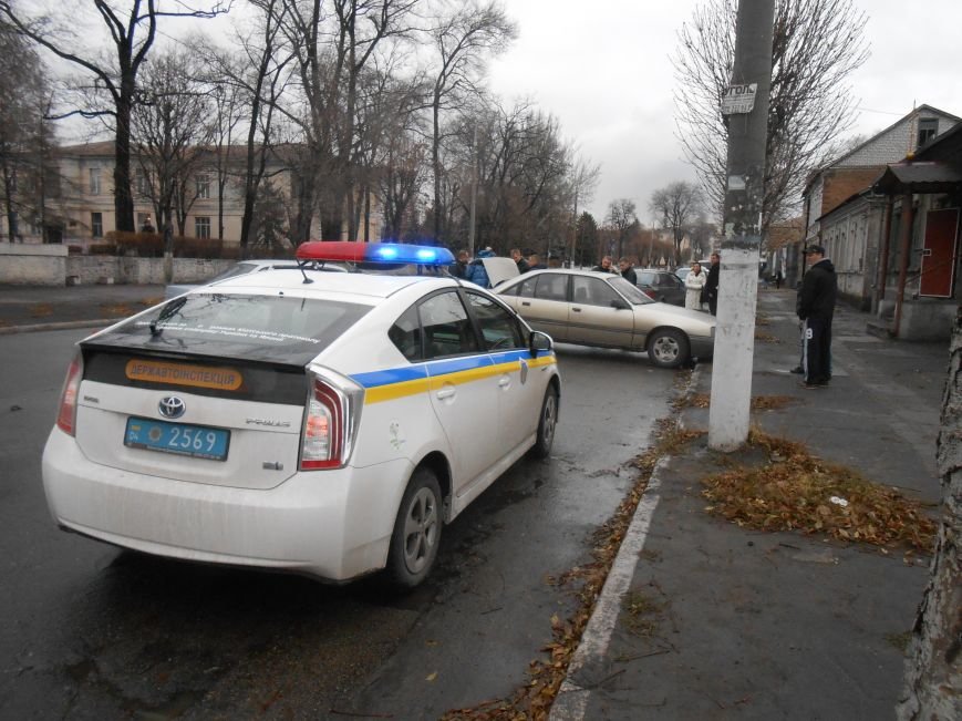 В Днепродзержинске в ДТП на проспекте Пелина столкнулись 2 авто (фото) - фото 3 В Днепродзержинске в ДТП на проспекте Пелина столкнулись 2 авто (фото) - фото 3
