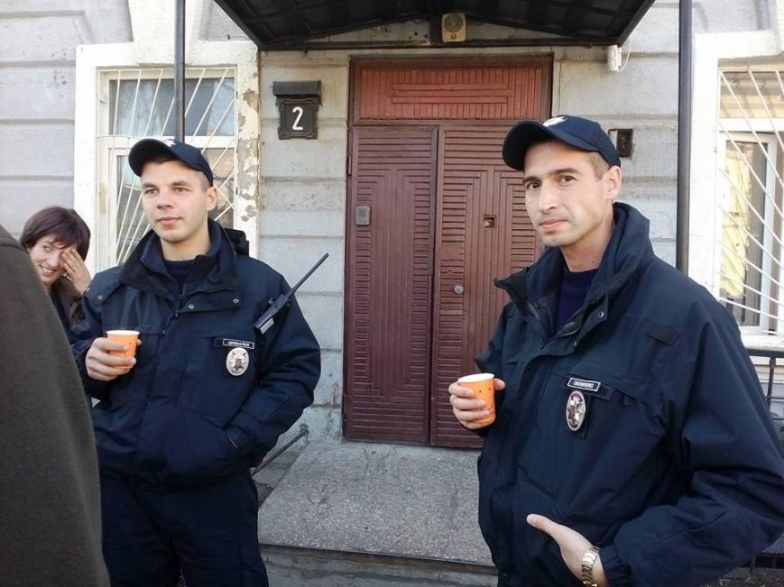 Служебная необходимость: В Одессе полицейские припарковались на тротуаре и пошли пить кофе (ФОТО) (фото) - фото 1