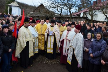 На Тернопільщині провели в останню путь загиблого в АТО бійця (ФОТО) (фото) - фото 1 На Тернопільщині провели в останню путь загиблого в АТО бійця (ФОТО) (фото) - фото 1