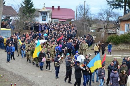На Тернопільщині провели в останню путь загиблого в АТО бійця (ФОТО) (фото) - фото 1 На Тернопільщині провели в останню путь загиблого в АТО бійця (ФОТО) (фото) - фото 1