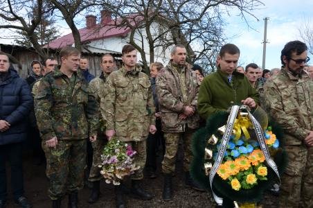На Тернопільщині провели в останню путь загиблого в АТО бійця (ФОТО) (фото) - фото 1 На Тернопільщині провели в останню путь загиблого в АТО бійця (ФОТО) (фото) - фото 1