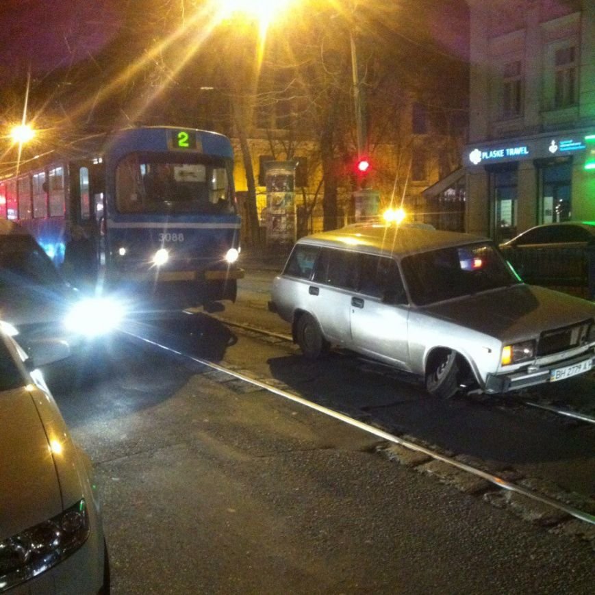 Показательно: В историческом центре Одессы в дорожных ямах от автомобиля отвалилось колесо (ФОТО) (фото) - фото 1