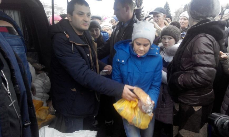 На центральной площади Краматорска раздавали хлеб по талонам (фото) - фото 4