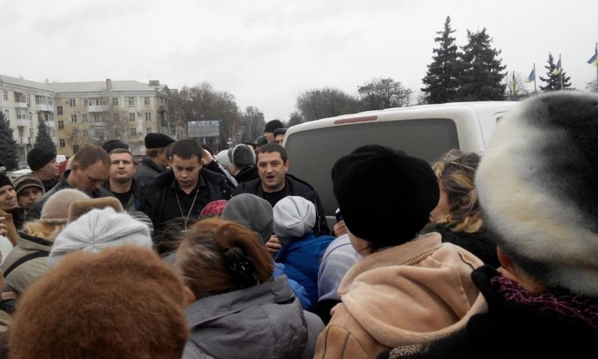 На центральной площади Краматорска раздавали хлеб по талонам (фото) - фото 3