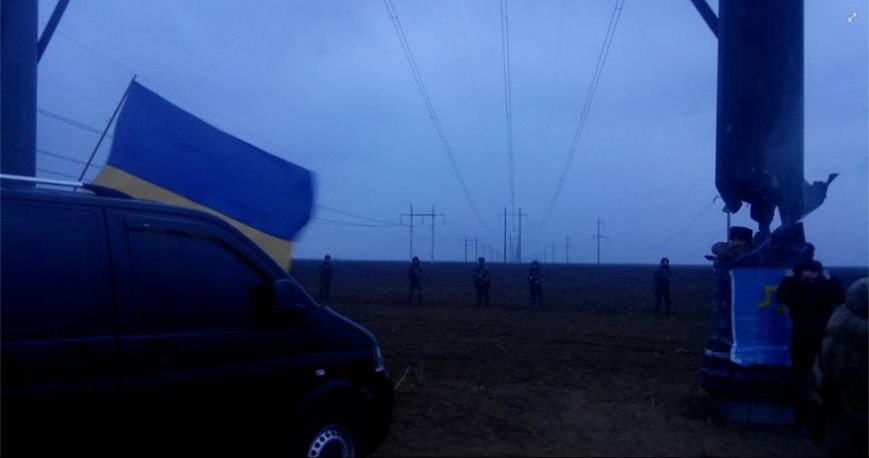 Активистов блокады Крыма, мешающих ремонтировать поврежденные опоры ЛЭП, разогнала вооруженная Нацгвардия Украины (ФОТО) (фото) - фото 2 Активистов блокады Крыма, мешающих ремонтировать поврежденные опоры ЛЭП, разогнала вооруженная Нацгвардия Украины (ФОТО) (фото) - фото 2