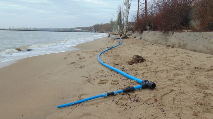 Море напало на мариупольское побережье, захватило пляж, повредило коммуникации (ФОТОФАКТ) (фото) - фото 1 Море напало на мариупольское побережье, захватило пляж, повредило коммуникации (ФОТОФАКТ) (фото) - фото 1
