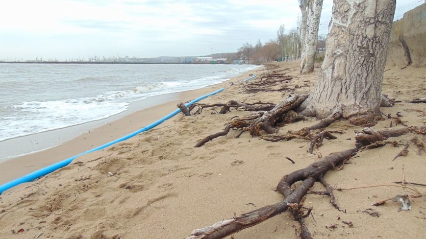 Море напало на мариупольское побережье, захватило пляж, повредило коммуникации (ФОТОФАКТ) (фото) - фото 1 Море напало на мариупольское побережье, захватило пляж, повредило коммуникации (ФОТОФАКТ) (фото) - фото 1