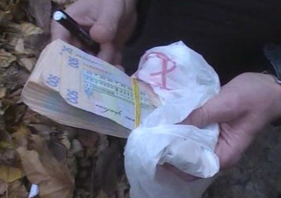 В Одессе офицер полиции и экс-милиционер задержаны на взятке (фото) - фото 1