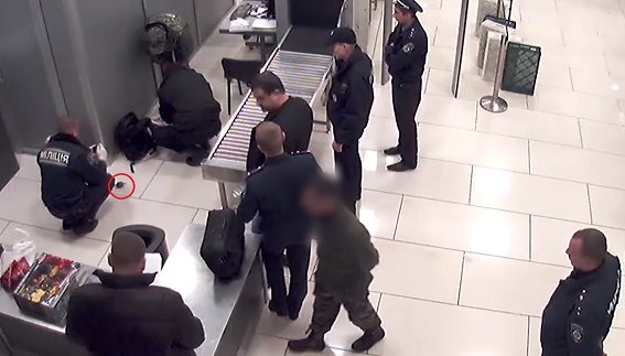 В аэропорту “Киев” у пассажира изъяли гранату (ФОТО, ВИДЕО) (фото) - фото 1 В аэропорту “Киев” у пассажира изъяли гранату (ФОТО, ВИДЕО) (фото) - фото 1