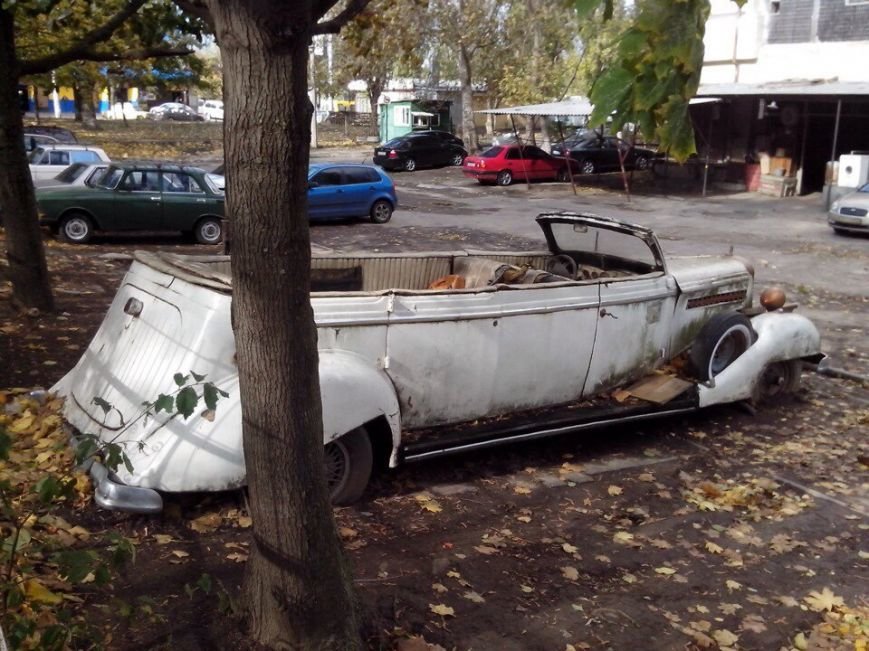 В Одессе посреди улицы гниет раритетный лимузин (ФОТО) (фото) - фото 1