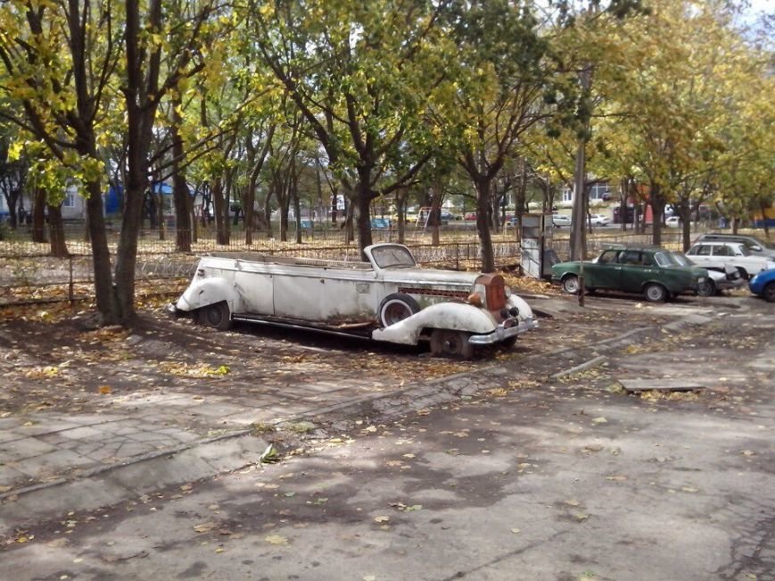 В Одессе посреди улицы гниет раритетный лимузин (ФОТО) (фото) - фото 1