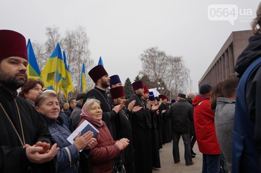 В Кривом Роге: «Автомайдан» перекрывал дорогу с Ингульца, митинговали против «рейдеров и евро-титушек», заменили 4 членов горизбиркома (фото) - фото 3 В Кривом Роге: «Автомайдан» перекрывал дорогу с Ингульца, митинговали против «рейдеров и евро-титушек», заменили 4 членов горизбиркома (фото) - фото 3