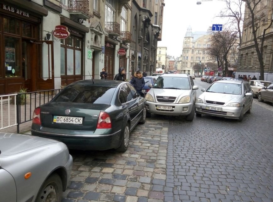У центрі Львова сталося ДТП: рух транспорту паралізовано (ФОТО) (фото) - фото 1