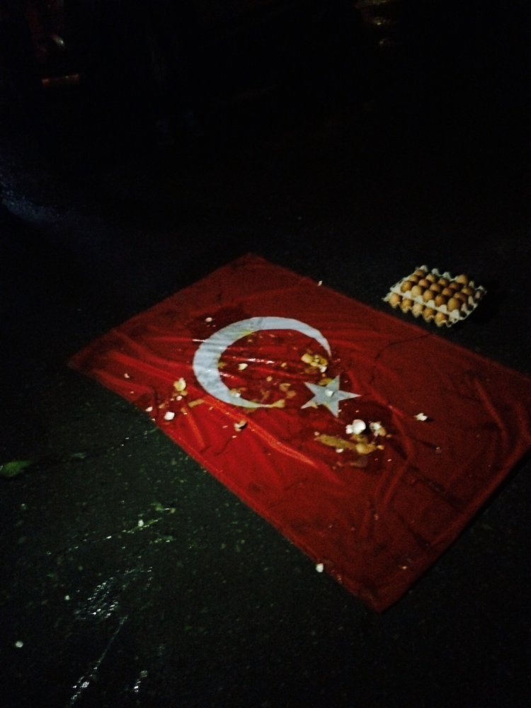 В Ульяновске турецкий флаг забросали яйцами (фото) - фото 1