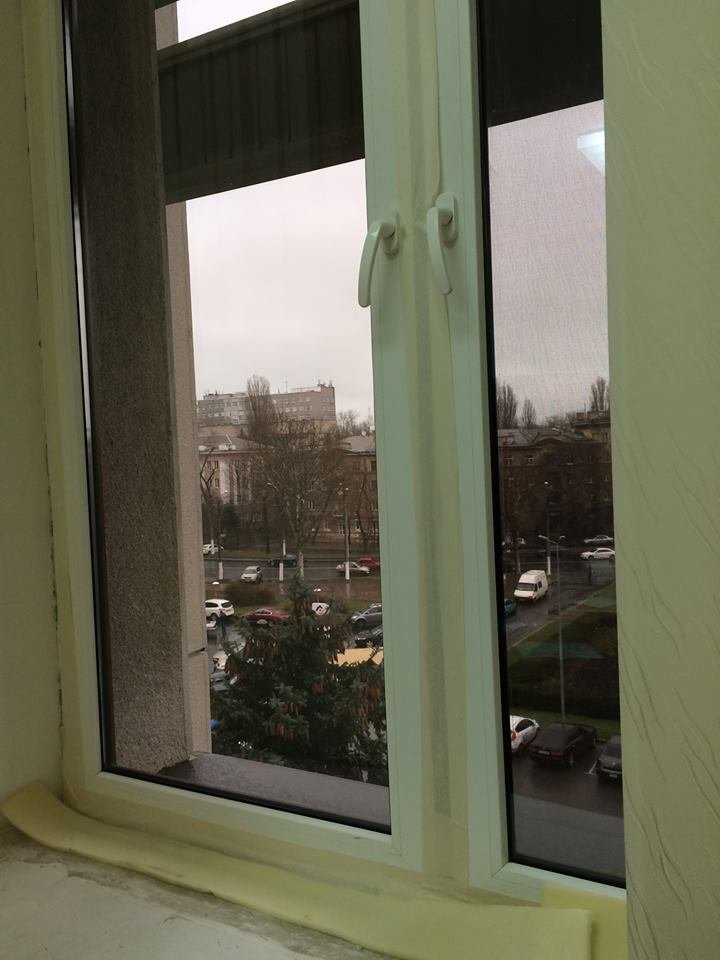 В одесской ОГА заклеили от сквозняков пластиковые окна (ФОТО) (фото) - фото 1