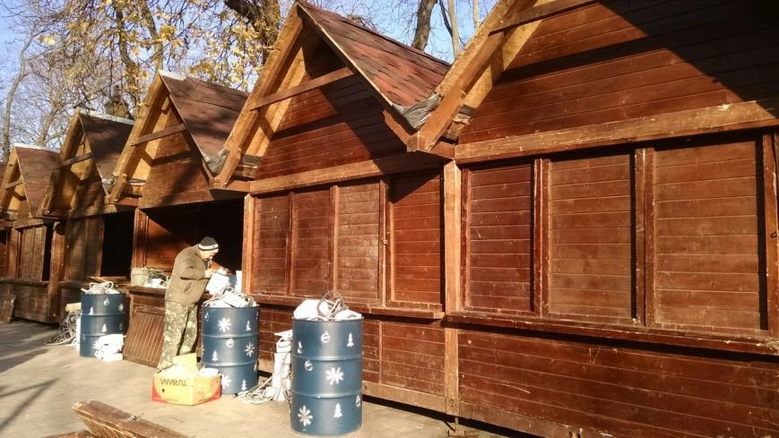 У центрі Львова почали зводити Різдвяний ярмарок (ФОТО) (фото) - фото 1 У центрі Львова почали зводити Різдвяний ярмарок (ФОТО) (фото) - фото 1