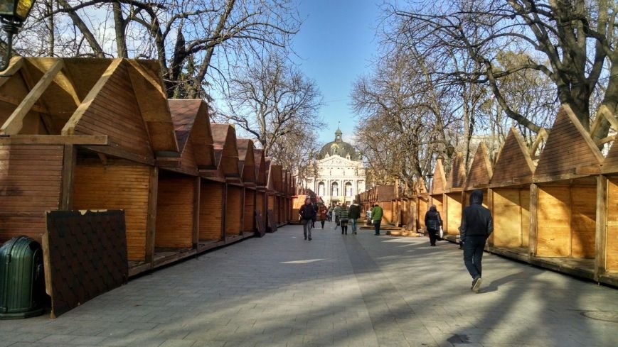 У центрі Львова почали зводити Різдвяний ярмарок (ФОТО) (фото) - фото 1 У центрі Львова почали зводити Різдвяний ярмарок (ФОТО) (фото) - фото 1