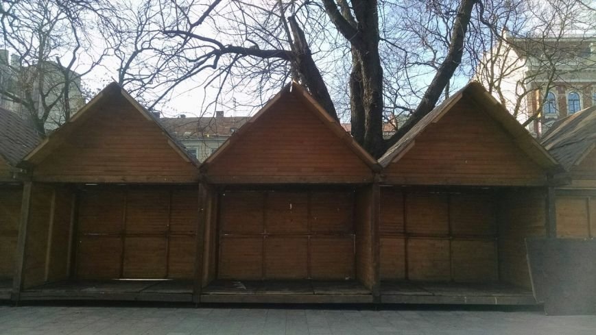У центрі Львова почали зводити Різдвяний ярмарок (ФОТО) (фото) - фото 1 У центрі Львова почали зводити Різдвяний ярмарок (ФОТО) (фото) - фото 1