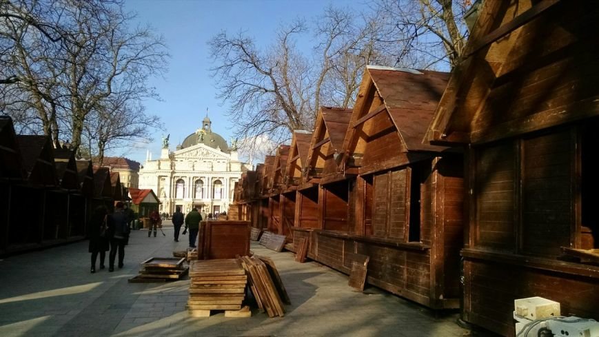 У центрі Львова почали зводити Різдвяний ярмарок (ФОТО) (фото) - фото 1 У центрі Львова почали зводити Різдвяний ярмарок (ФОТО) (фото) - фото 1
