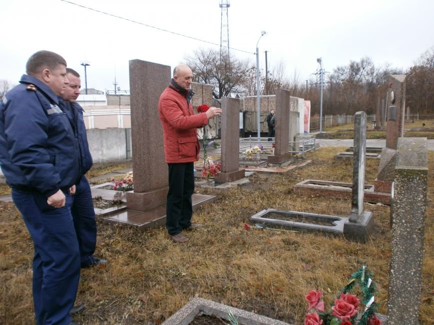 Днепродзержинские пожарные почтили память коллег, погибших во время строительства ДК Металлургов (фото) - фото 1 Днепродзержинские пожарные почтили память коллег, погибших во время строительства ДК Металлургов (фото) - фото 1