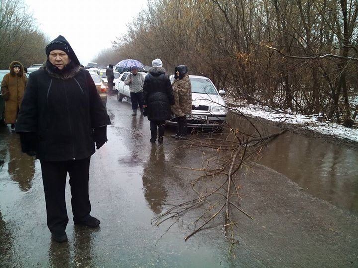 «Героини транспортных войн»: на КПП в Майорске бабушки поставили свой «блокпост» (фотофакт) (фото) - фото 1 «Героини транспортных войн»: на КПП в Майорске бабушки поставили свой «блокпост» (фотофакт) (фото) - фото 1