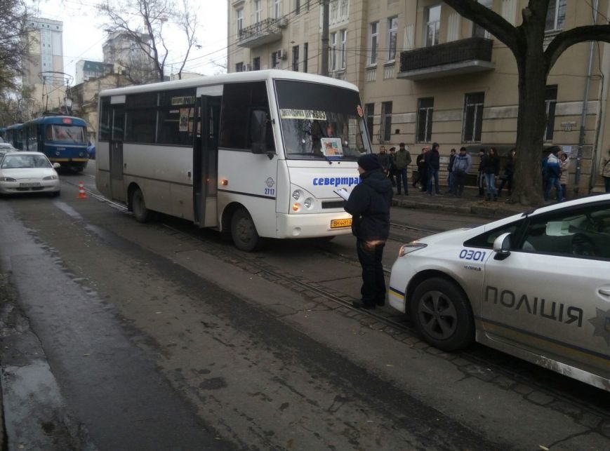 Из-за смертельной аварии в центре Одессы полиция остановила движение (ФОТО) (фото) - фото 1
