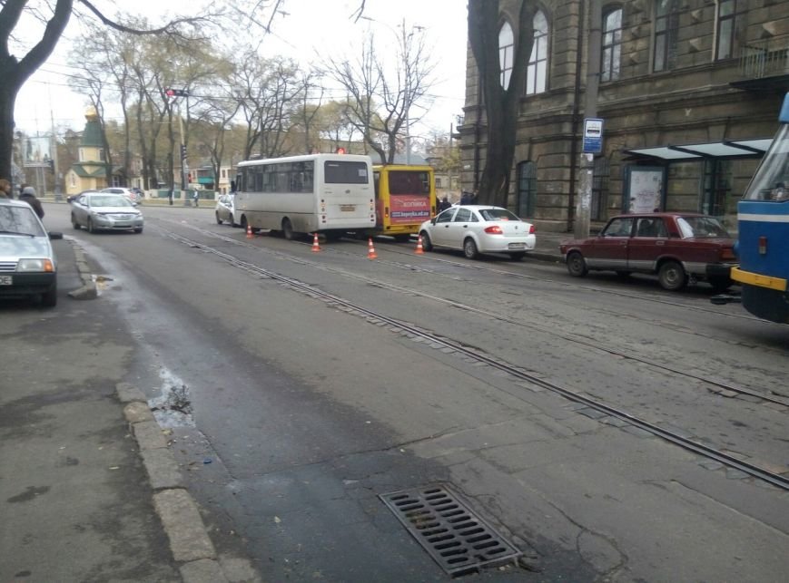 Из-за смертельной аварии в центре Одессы полиция остановила движение (ФОТО) (фото) - фото 1