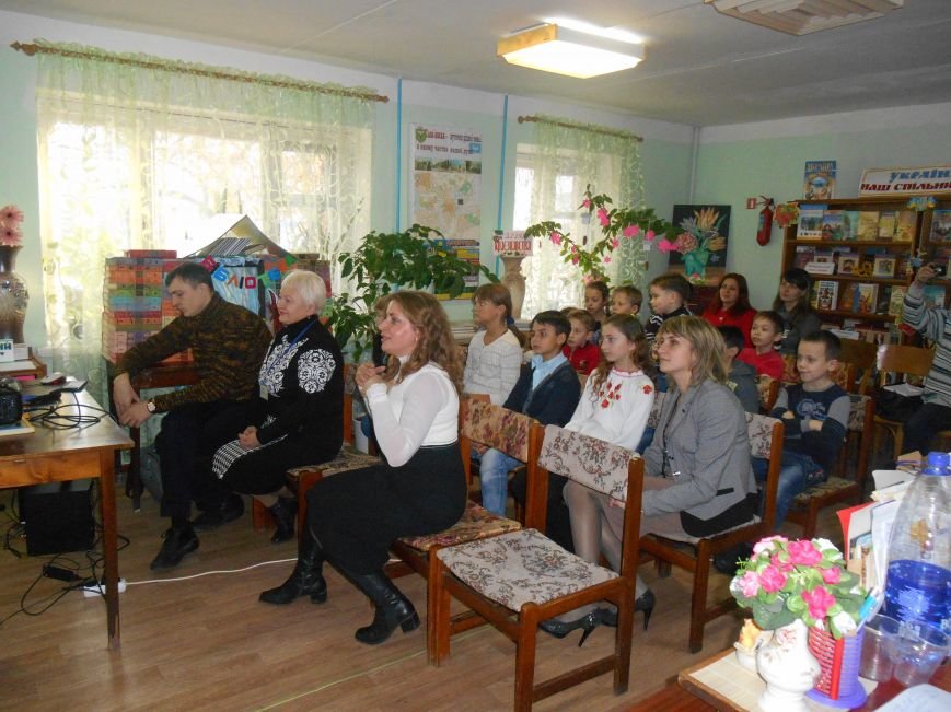 У Дитячій центральній бібліотеці Слов'янська прошла скайп-зустріч із Луцькими школярами (фото) - фото 1 У Дитячій центральній бібліотеці Слов'янська прошла скайп-зустріч із Луцькими школярами (фото) - фото 1